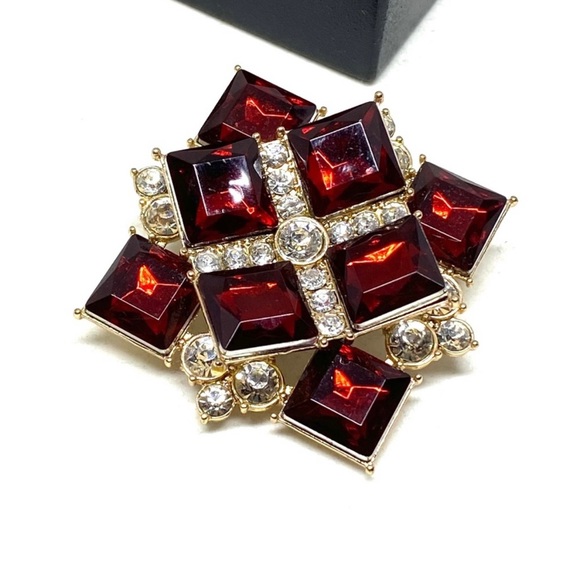 Large Avon red rhinestone brooch—2014 collection - Picture 4 of 6